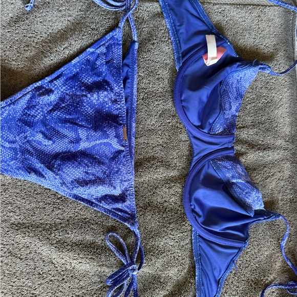 Victoria’s Secret Blue Textured Bikini Set (Washed but never worn) Size Medium - Picture 2 of 9